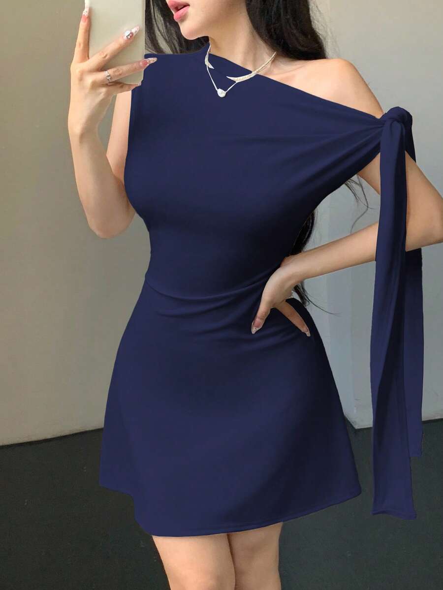 Vestido corto con nudo en la cintura