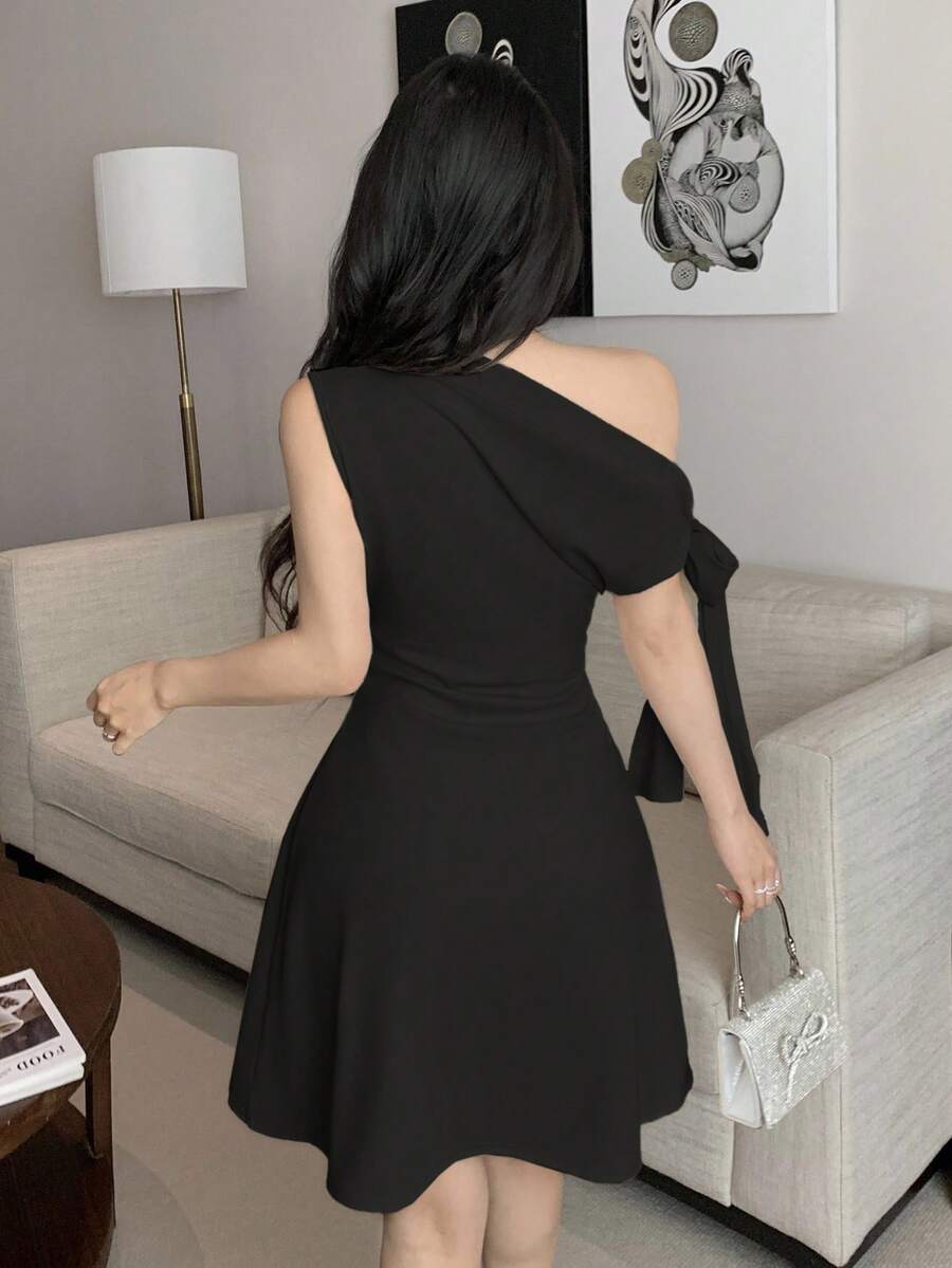 Vestido corto con nudo en la cintura