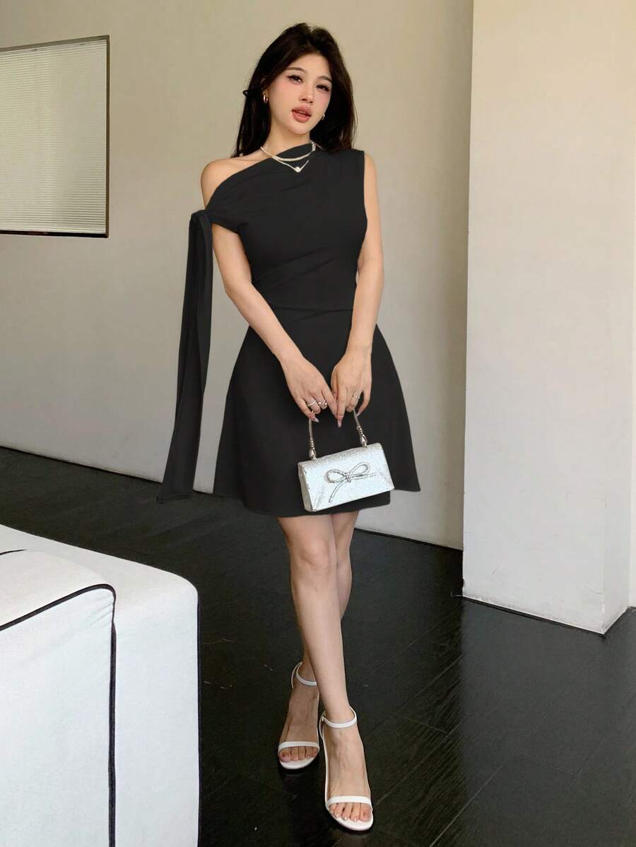 Vestido corto con nudo en la cintura