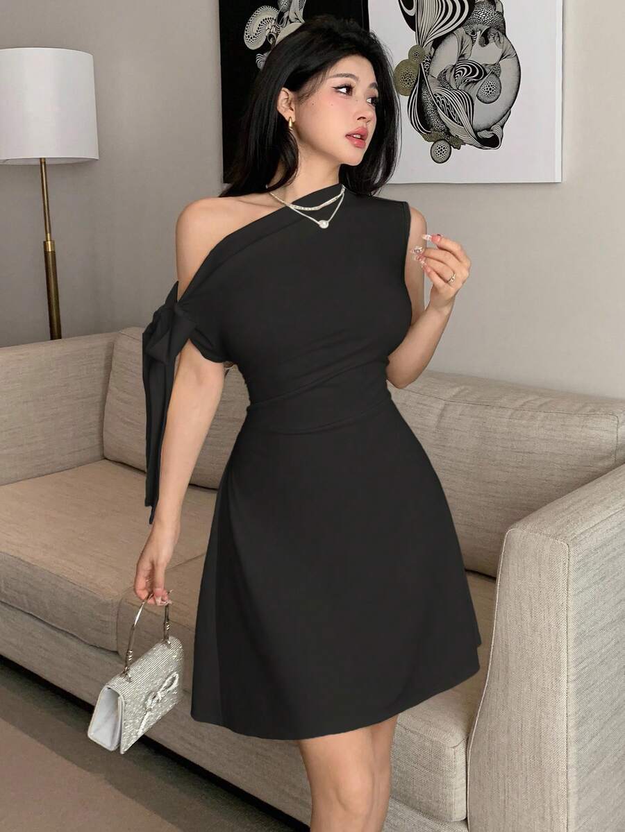 Vestido corto con nudo en la cintura