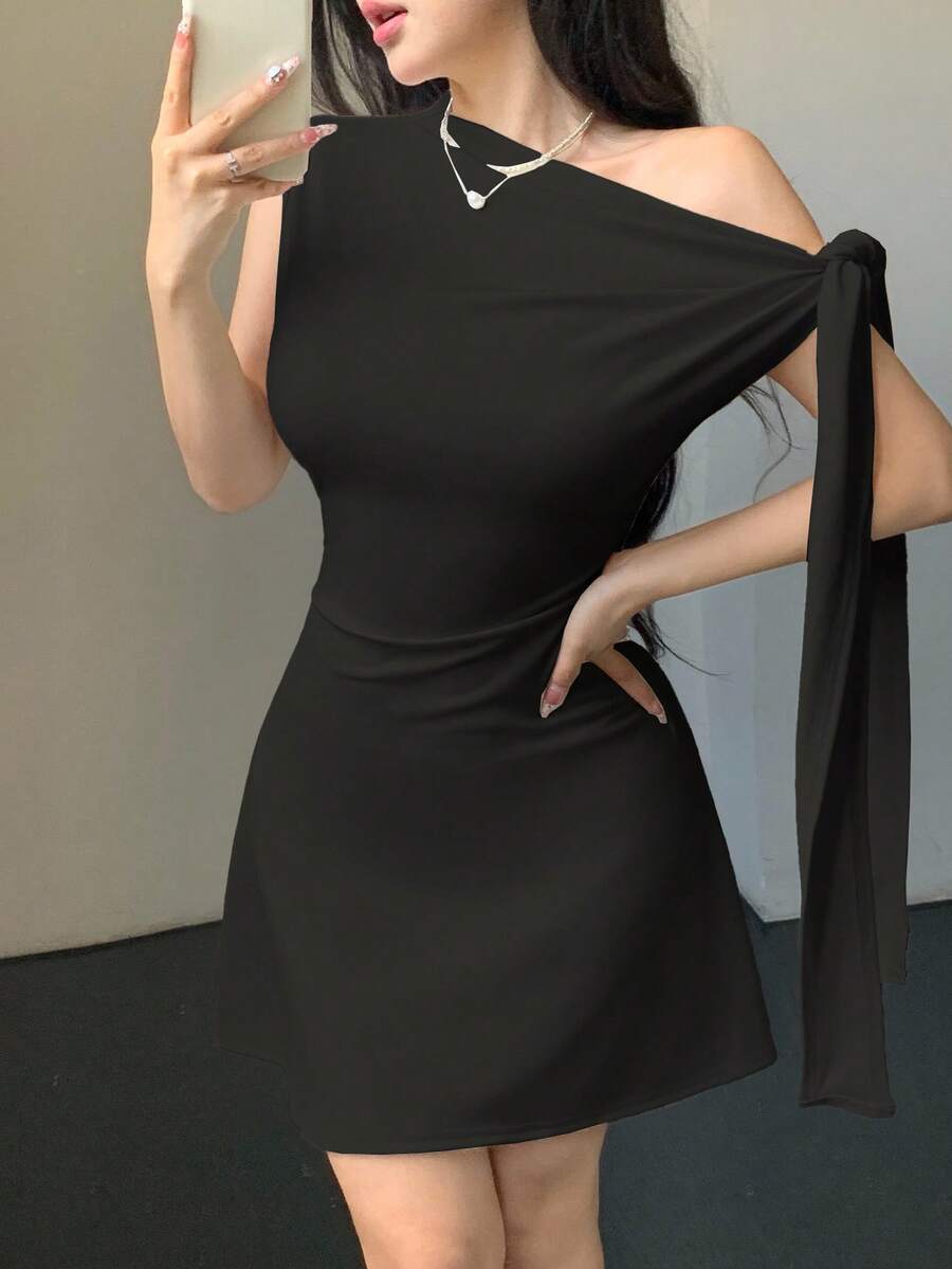 Vestido corto con nudo en la cintura