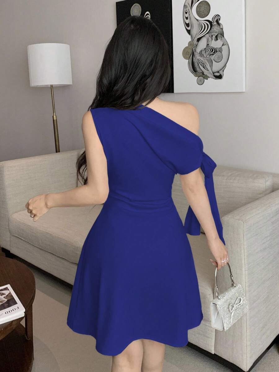 Vestido corto con nudo en la cintura