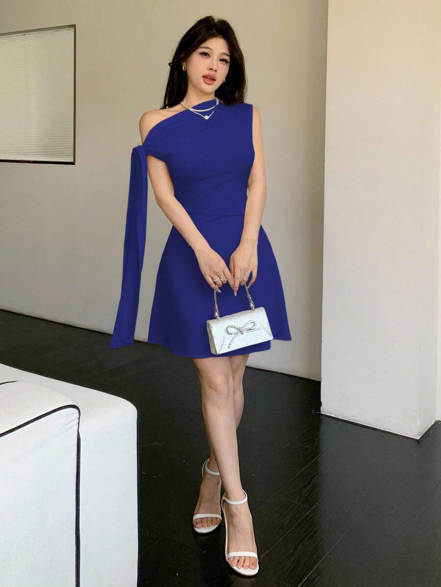 Vestido corto con nudo en la cintura