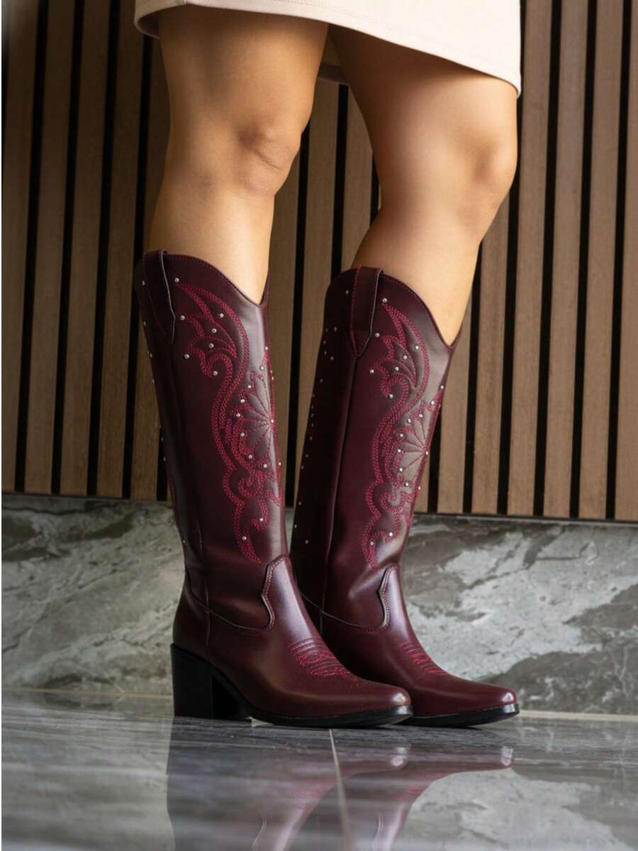 Botas estilo western con bordado y remaches diseño clásico