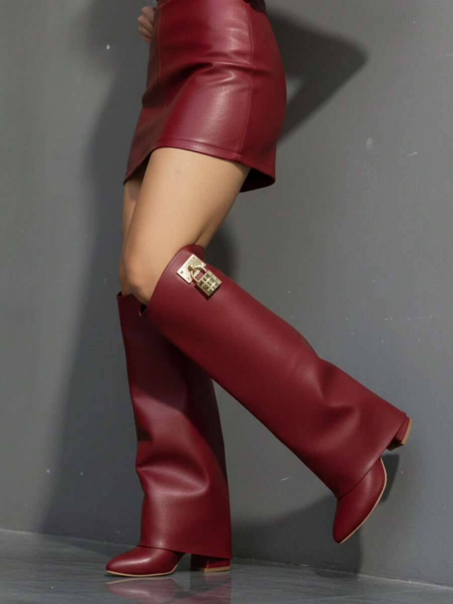 Bota de moda, bota de dama con herraje candado