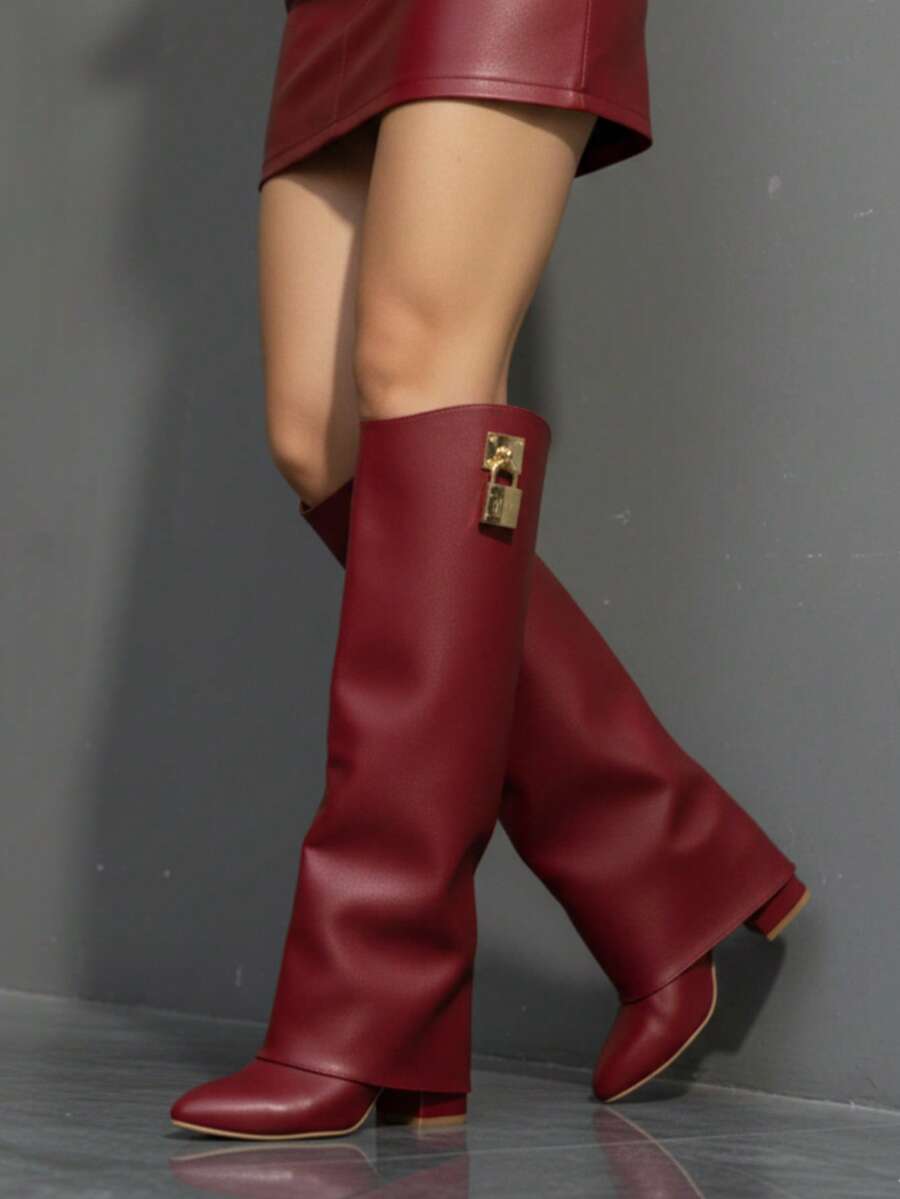 Bota de moda, bota de dama con herraje candado