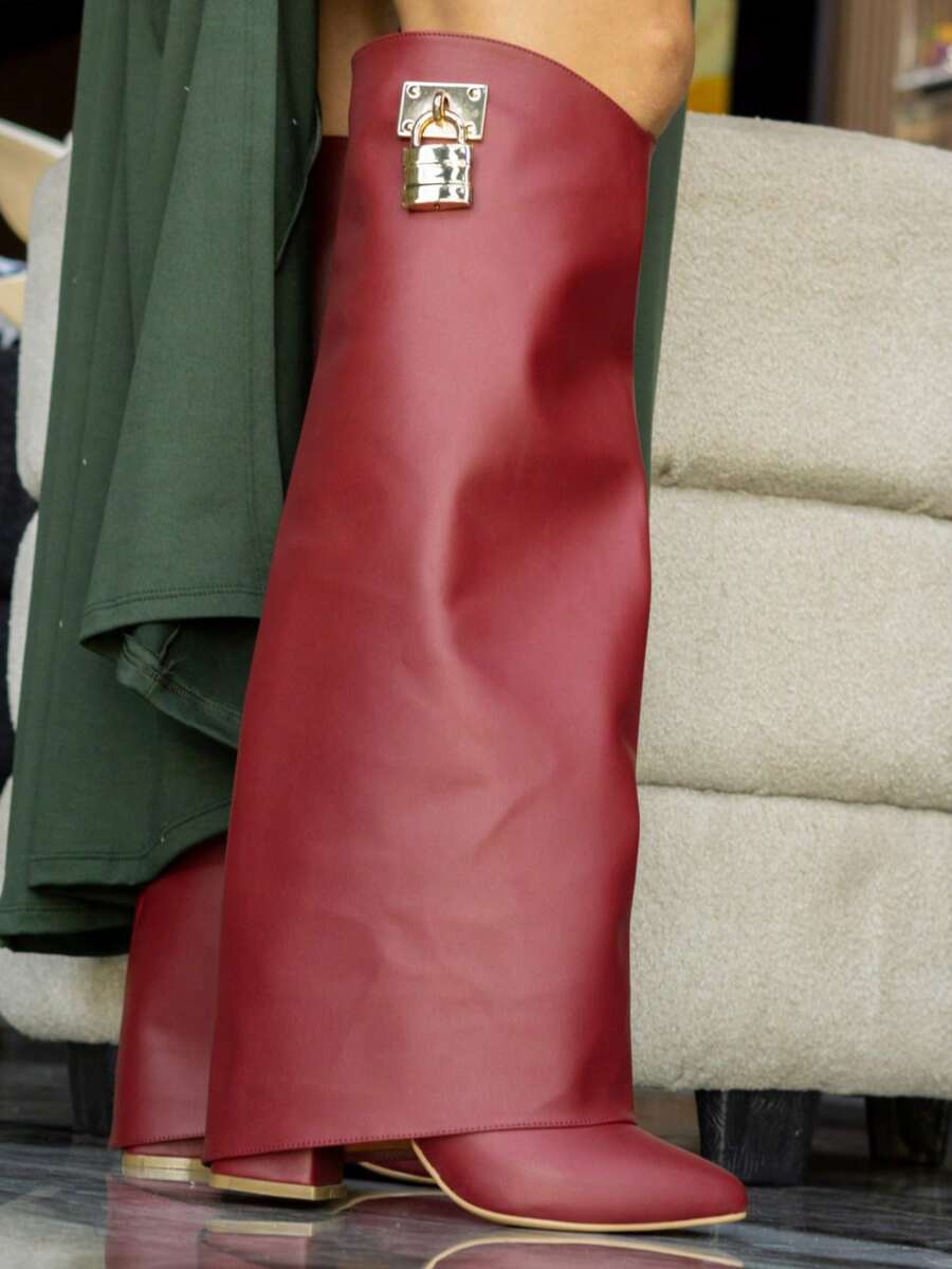 Bota de moda, bota de dama con herraje candado