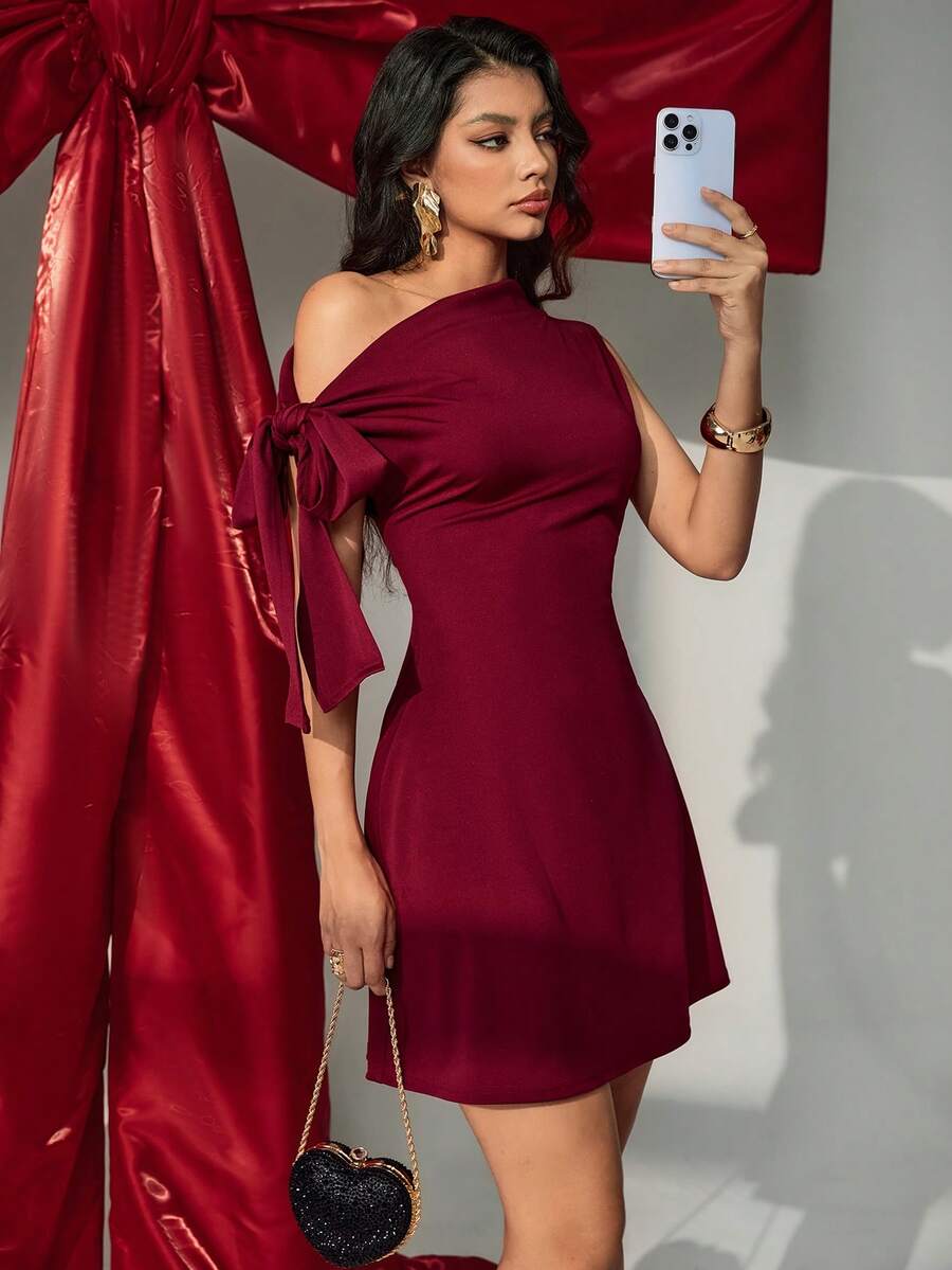 Vestido corto con nudo en la cintura