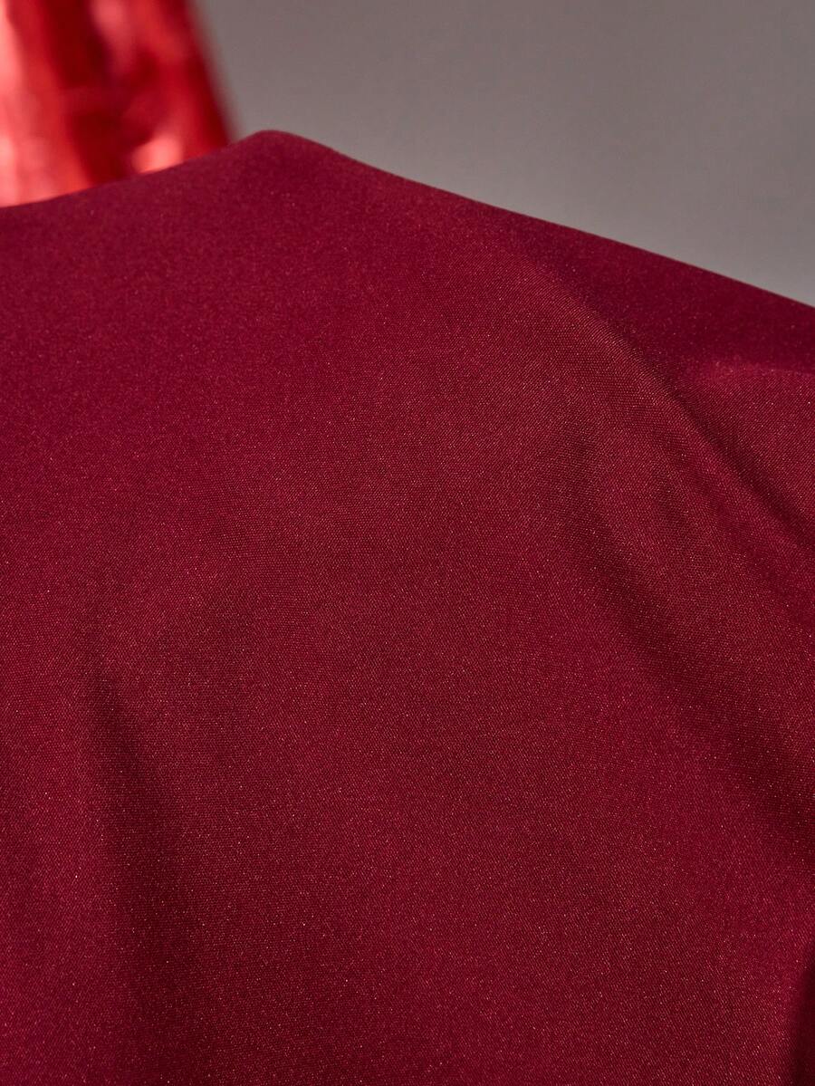 Vestido corto con nudo en la cintura