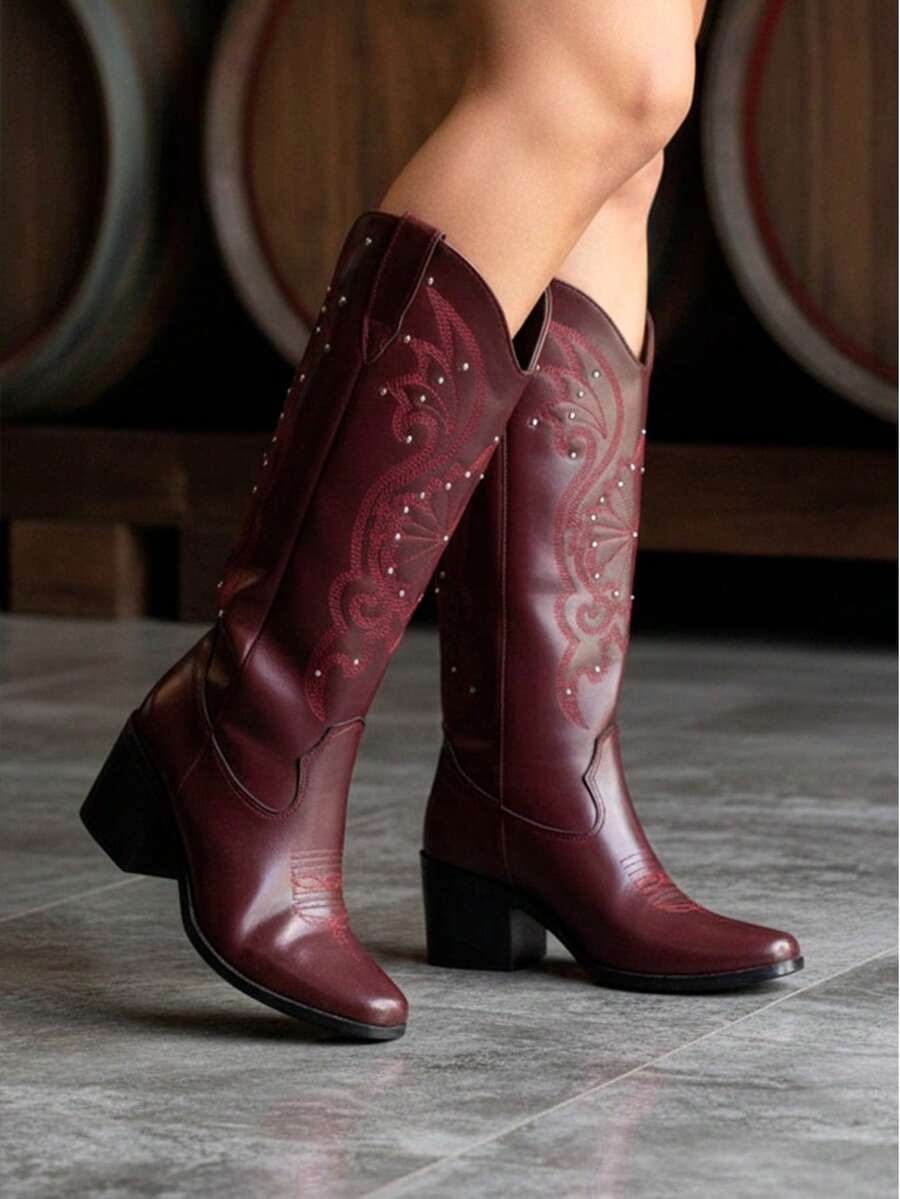Botas estilo western con bordado y remaches diseño clásico