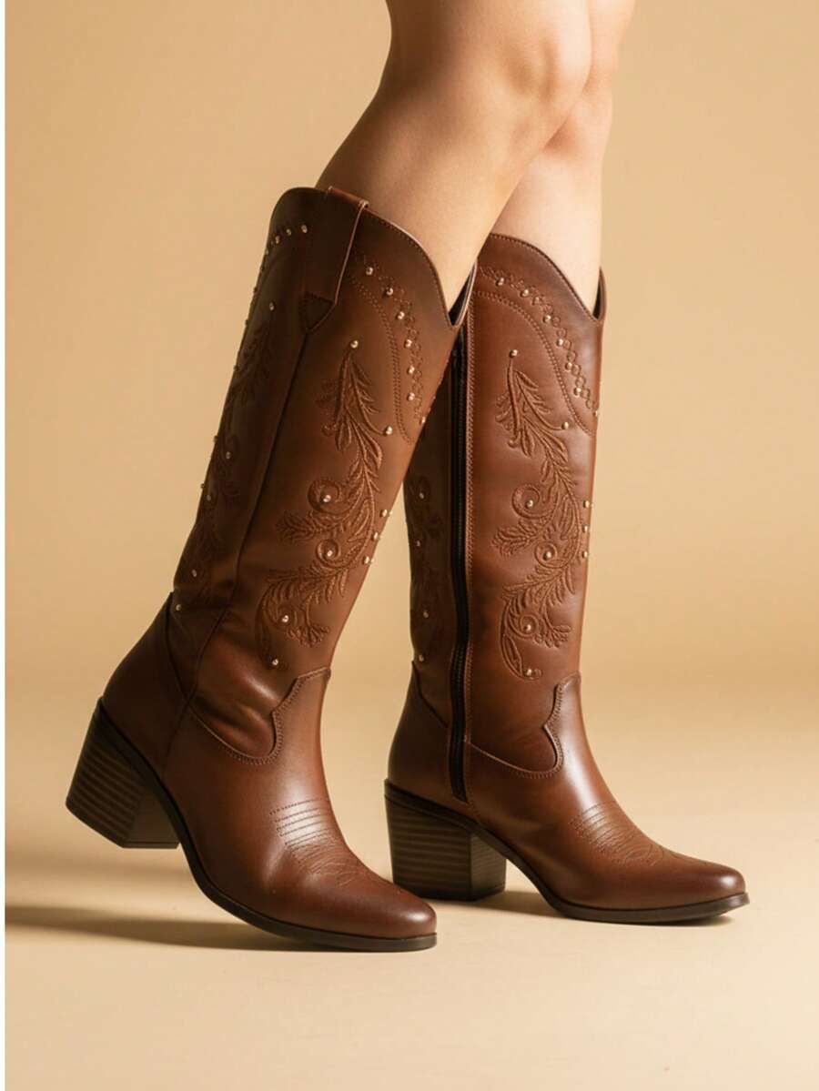 Botas cowboy de moda con bordados florales y remaches