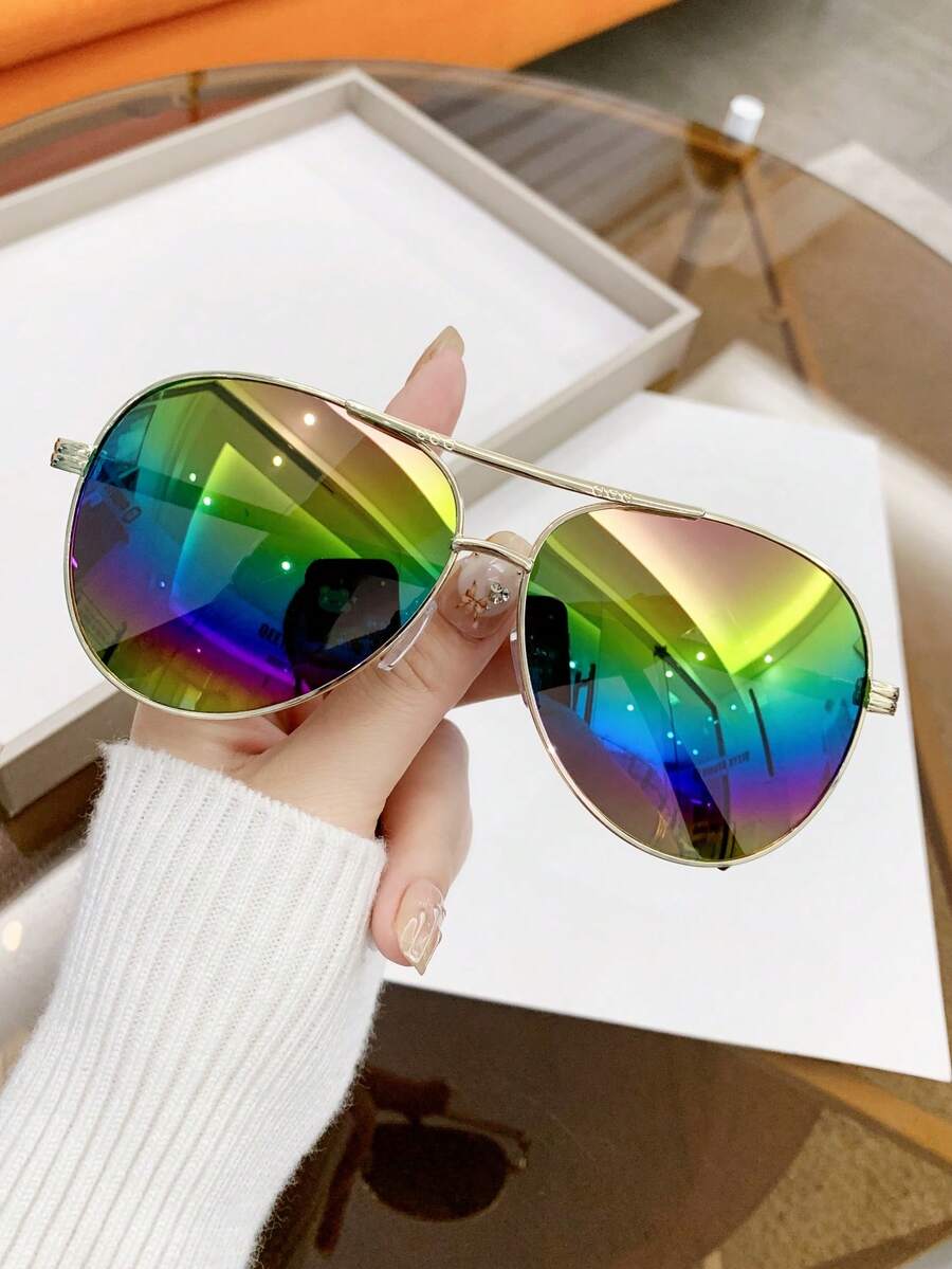 gafas de mujer con montura metálica ovalada y doble puente en estilo retro