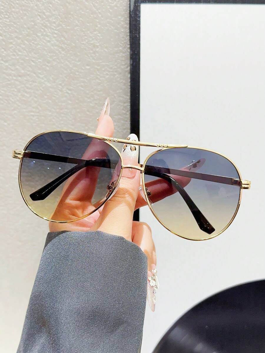 gafas de mujer con montura metálica ovalada y doble puente