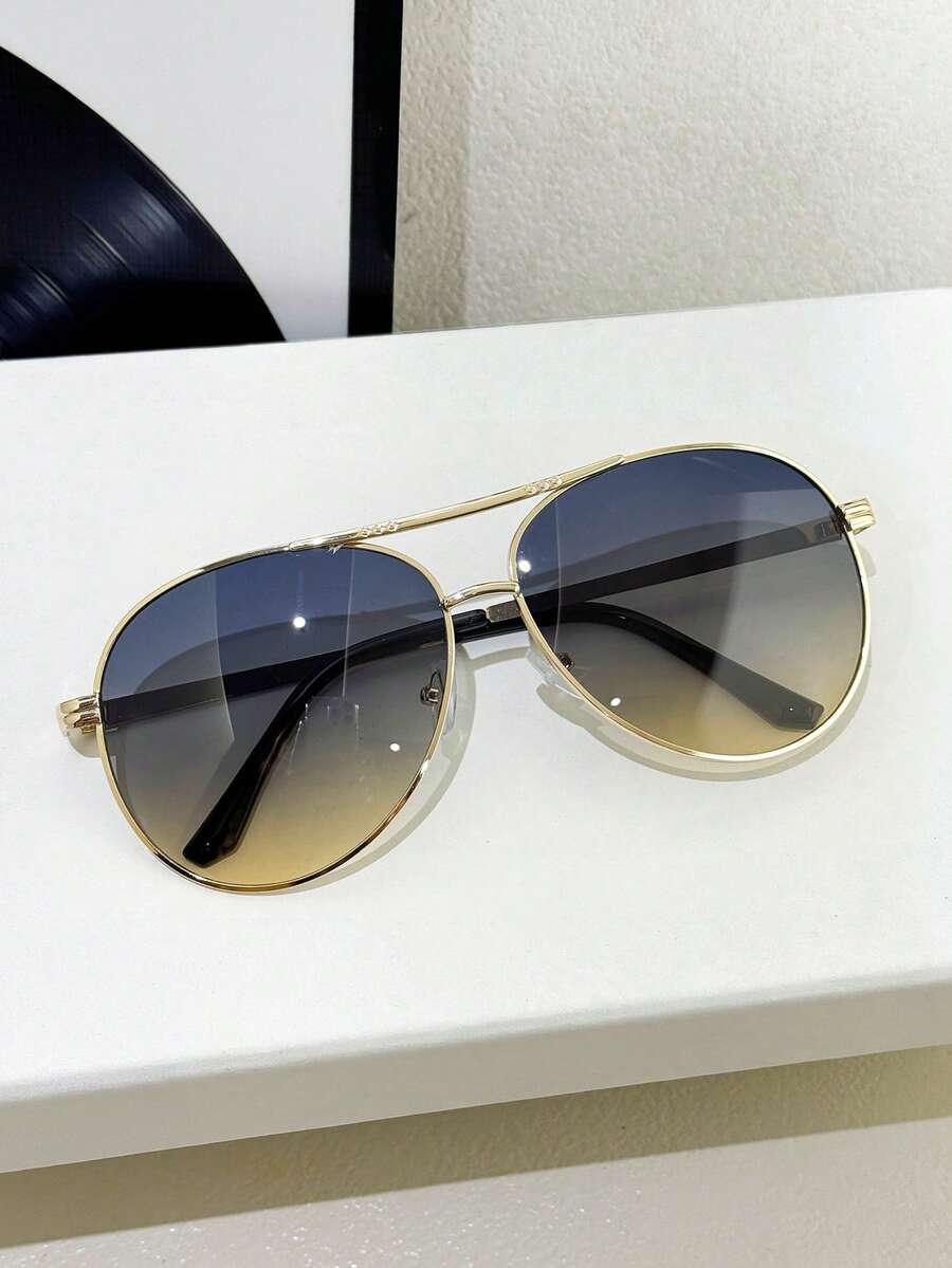 gafas de mujer con montura metálica ovalada y doble puente en estilo retro