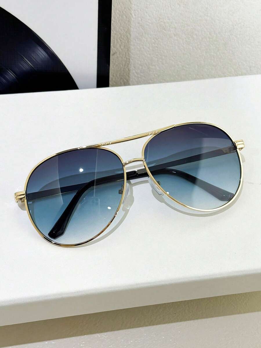 gafas de mujer con montura metálica ovalada y doble puente