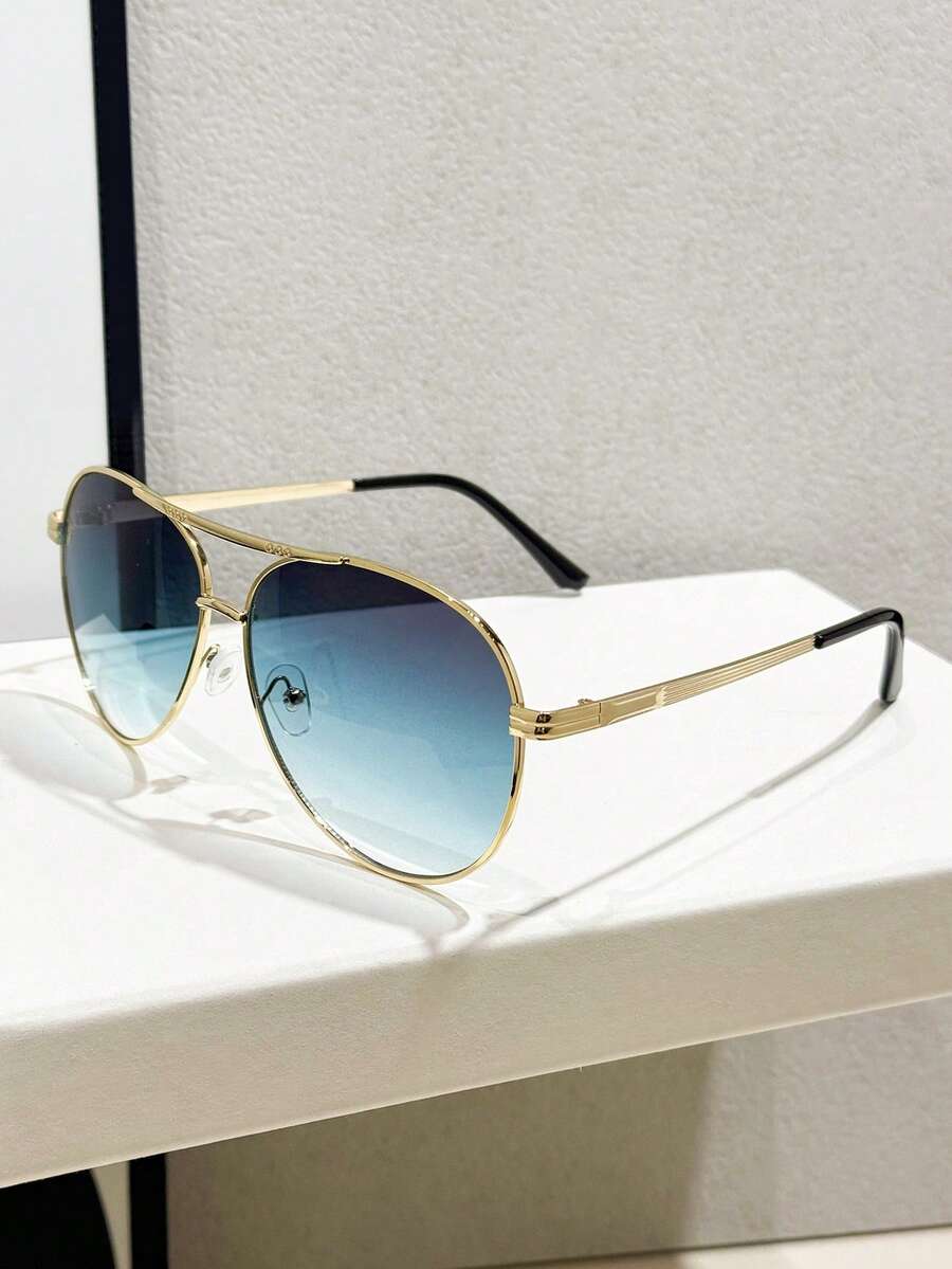 gafas de mujer con montura metálica ovalada y doble puente