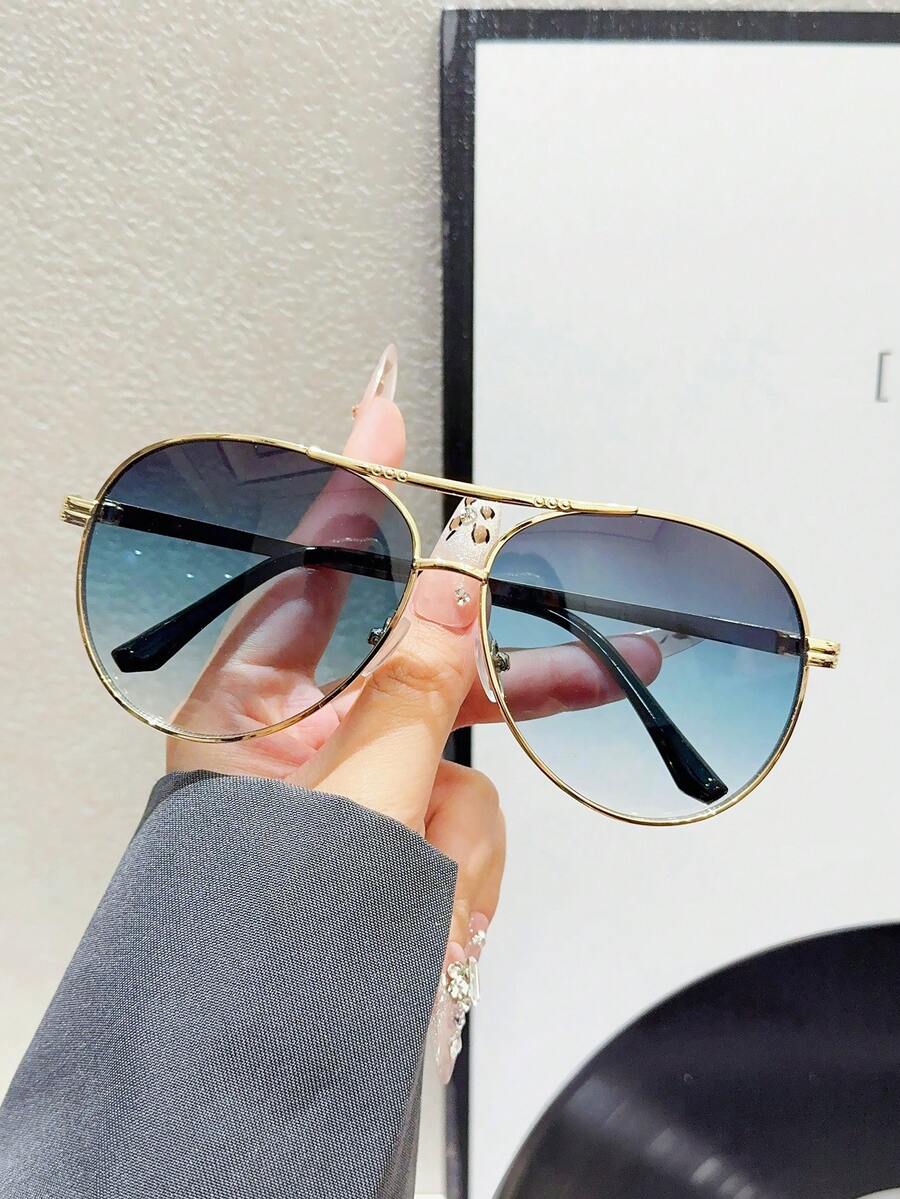 gafas de mujer con montura metálica ovalada y doble puente