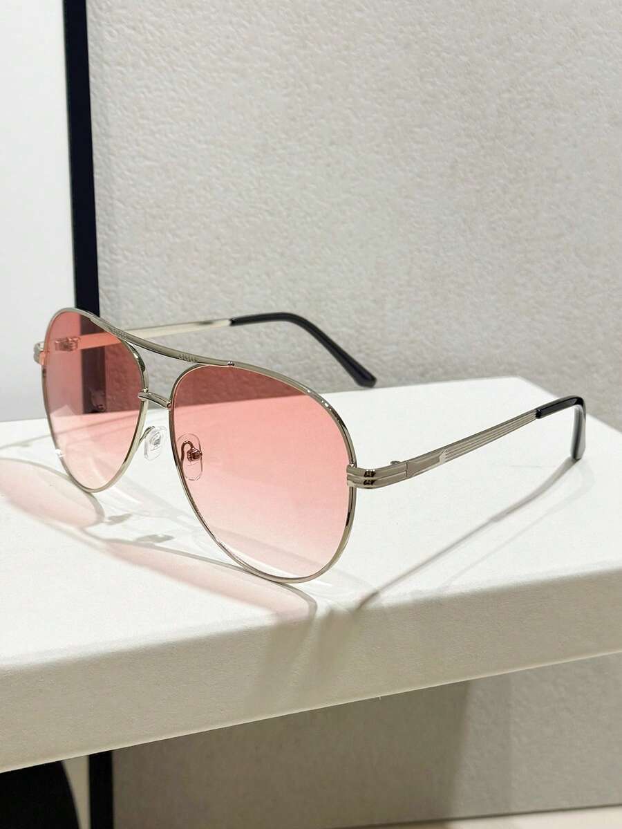 gafas de mujer con montura metálica ovalada y doble puente en estilo retro