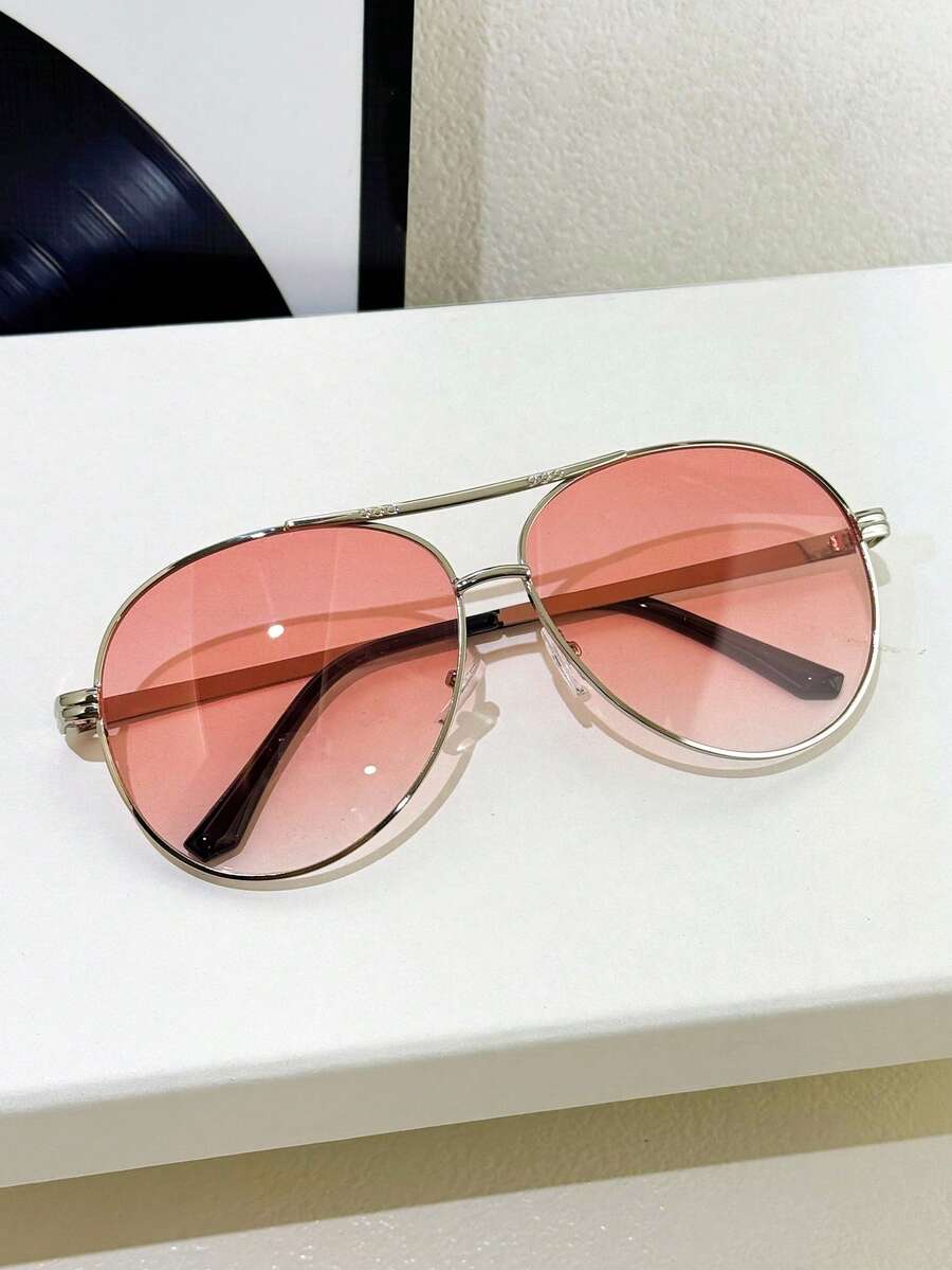 gafas de mujer con montura metálica ovalada y doble puente