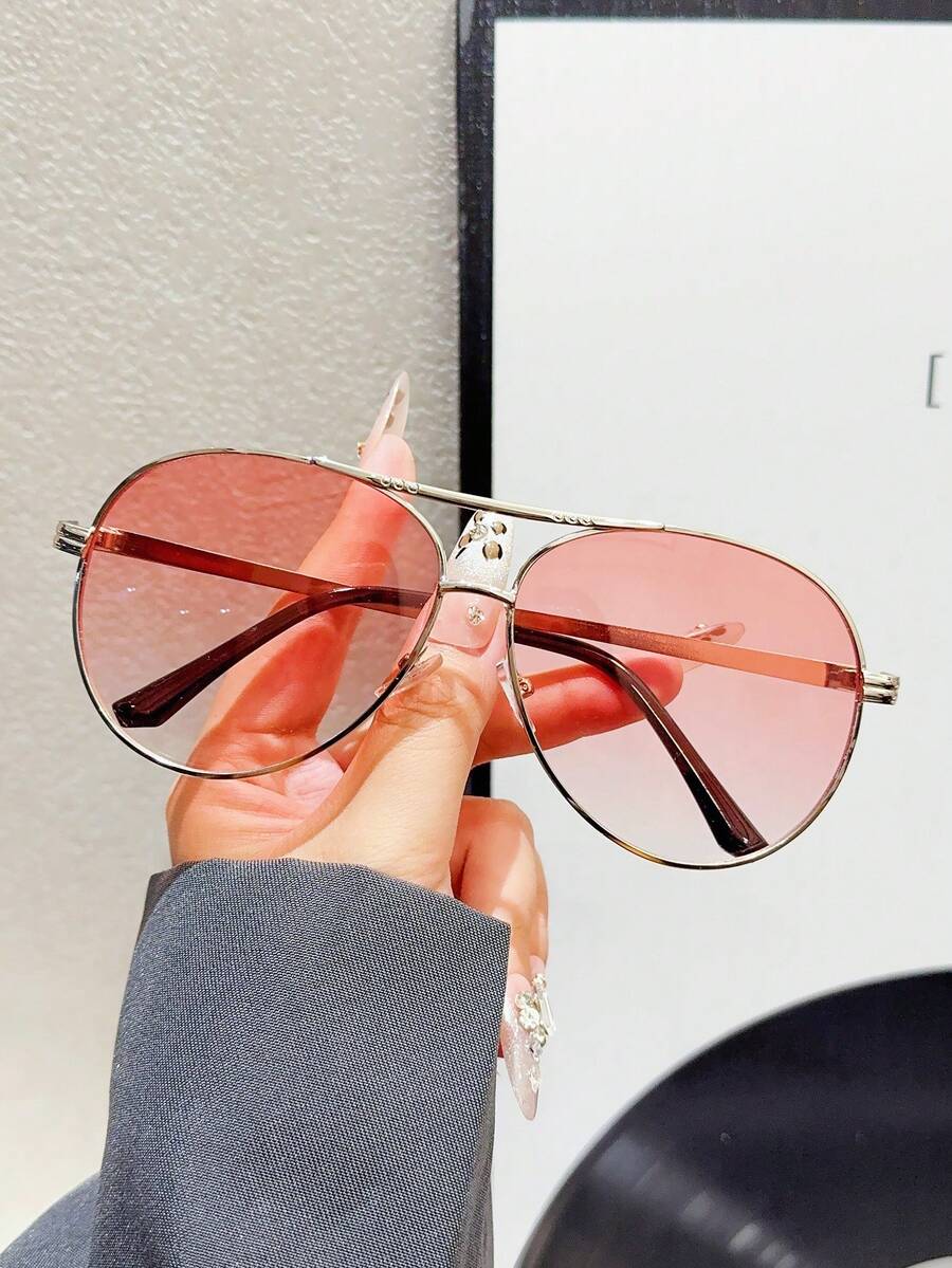 gafas de mujer con montura metálica ovalada y doble puente
