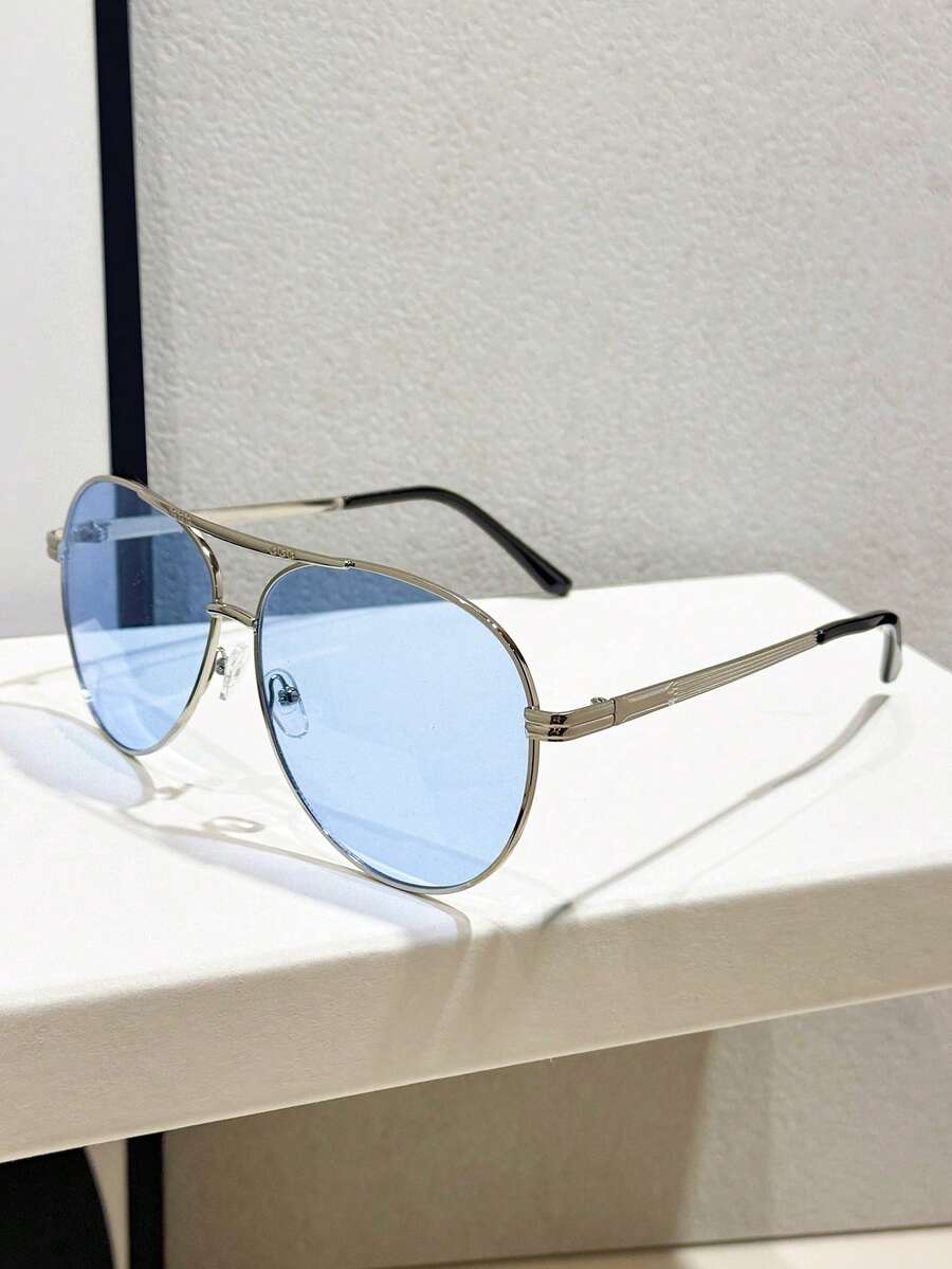 gafas de mujer con montura metálica ovalada y doble puente