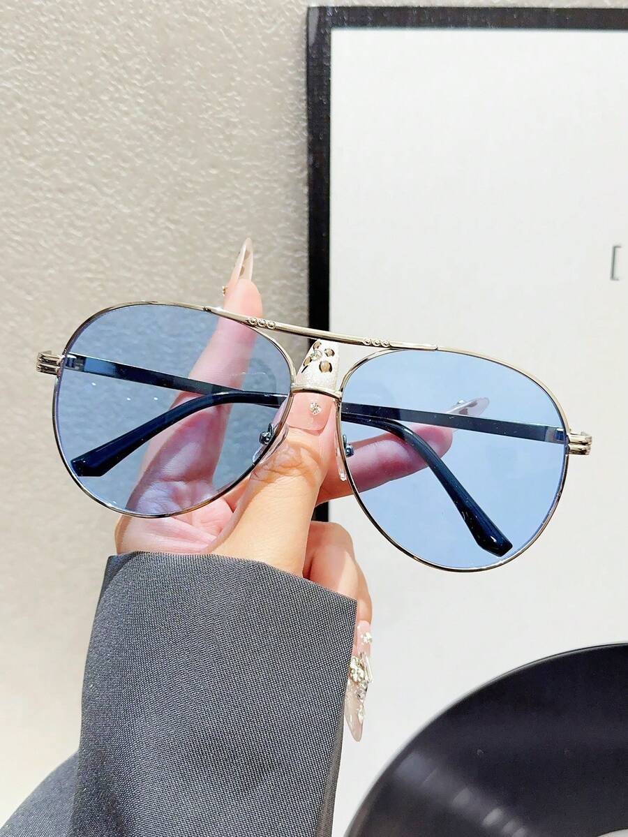 gafas de mujer con montura metálica ovalada y doble puente