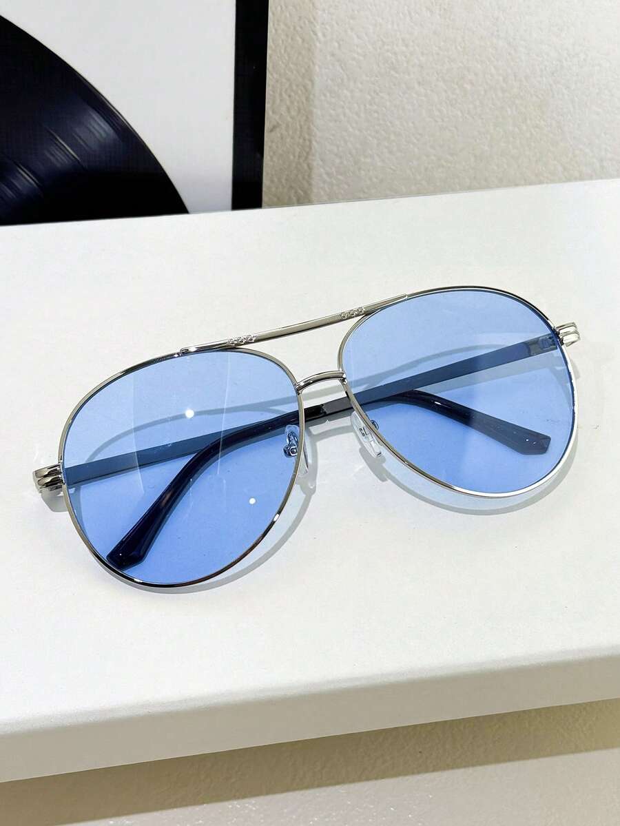 gafas de mujer con montura metálica ovalada y doble puente en estilo retro