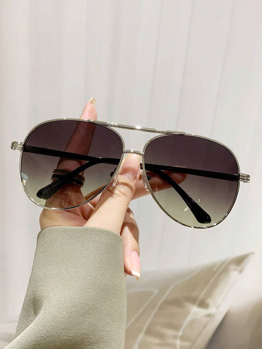 gafas de mujer con montura metálica ovalada y doble puente en estilo retro