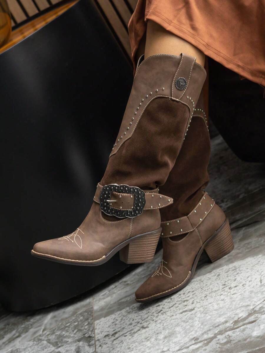 Botas vaqueras con hebilla western de media caña con remaches y bordado al frente