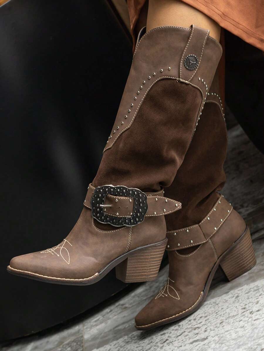 Botas vaqueras con hebilla western de media caña con remaches y bordado al frente