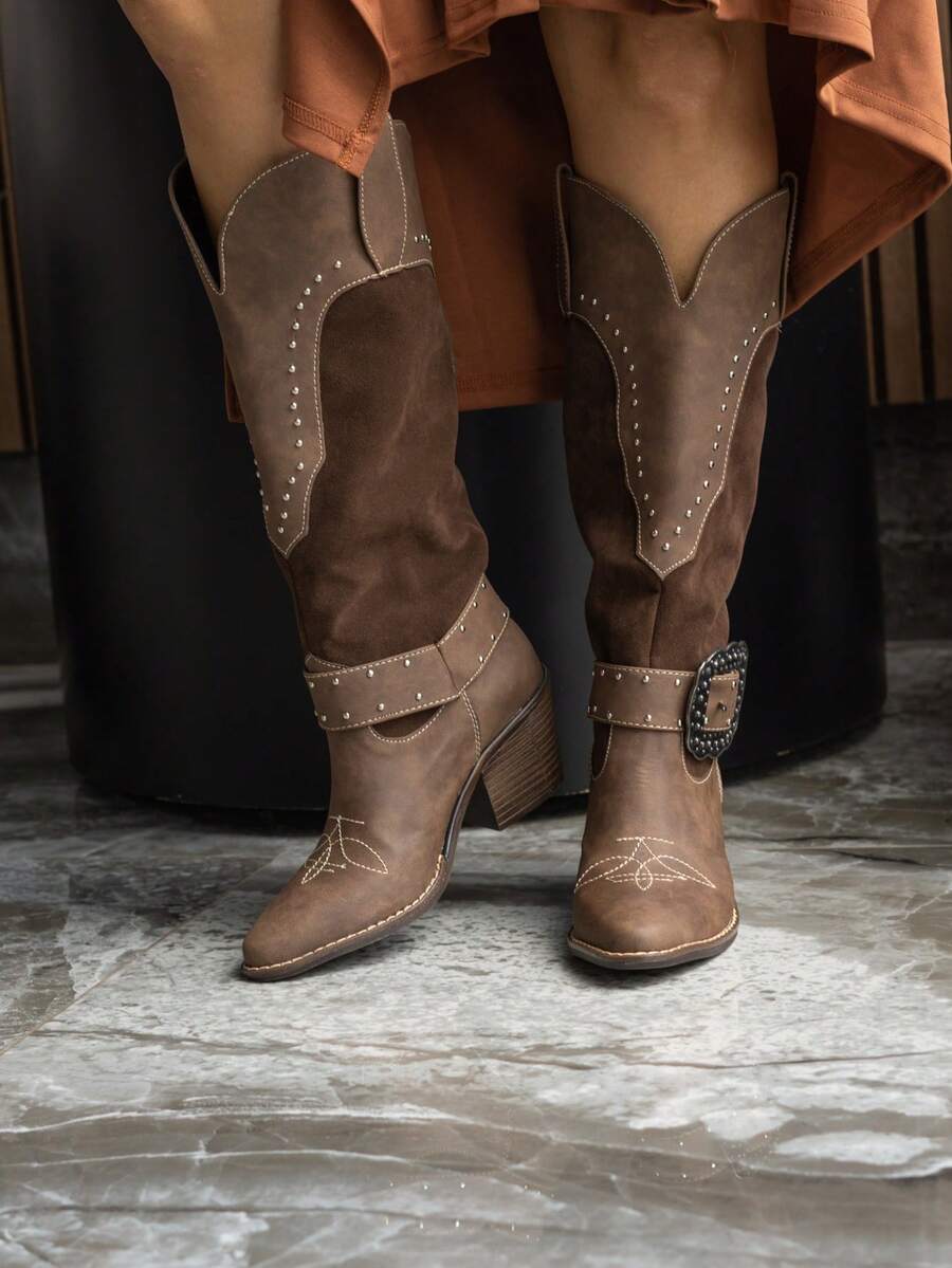 Botas vaqueras con hebilla western de media caña con remaches y bordado al frente