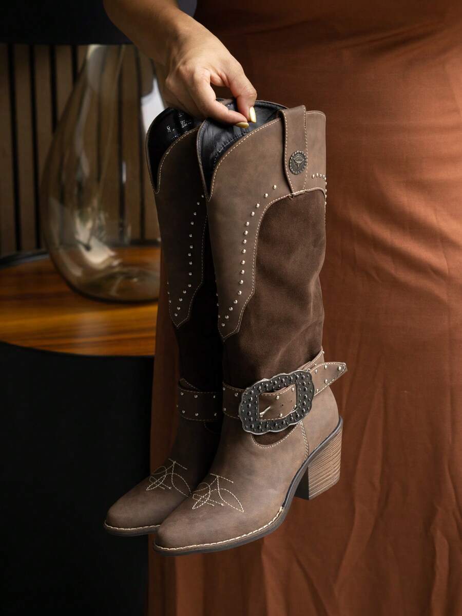 Botas vaqueras con hebilla western de media caña con remaches y bordado al frente