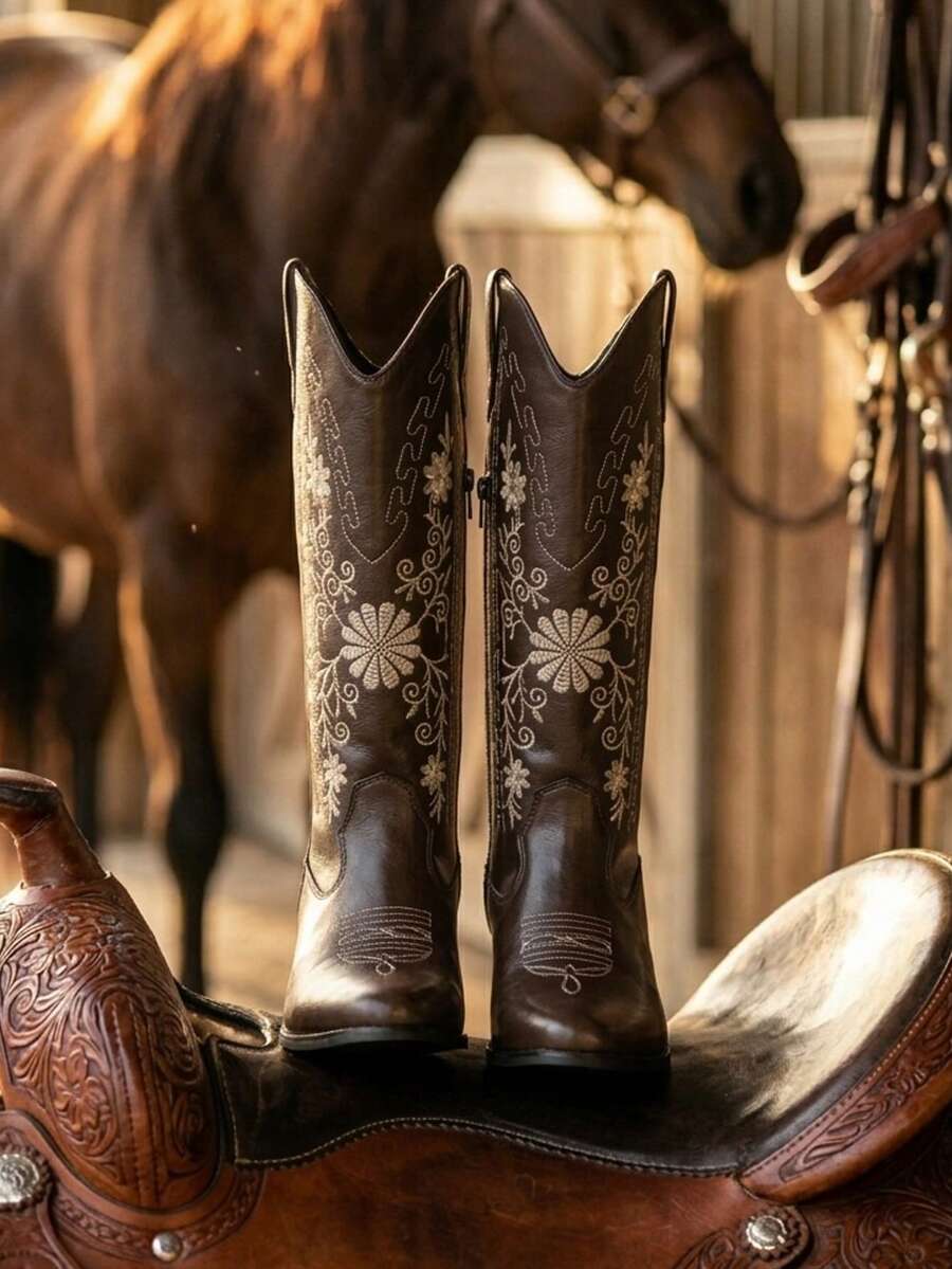 Botas vaqueras con bordado de flores tacón bajo y cómodo