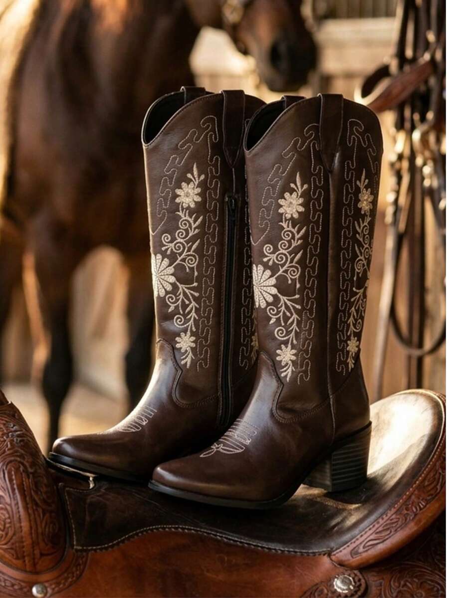 Botas vaqueras con bordado de flores tacón bajo y cómodo