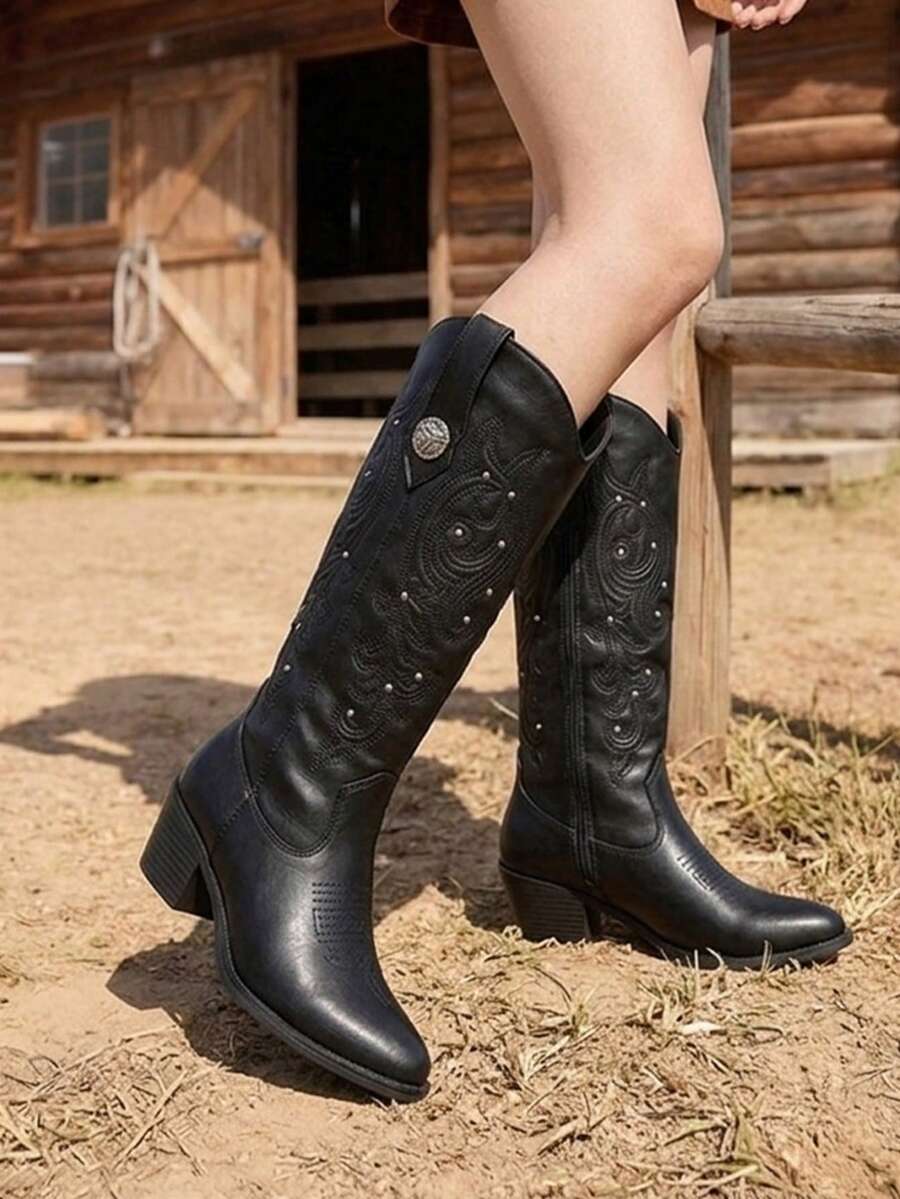 Botas vaqueras con bordado de flores y estoperoles