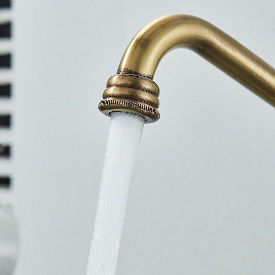 Grifo de baño de latón antiguo