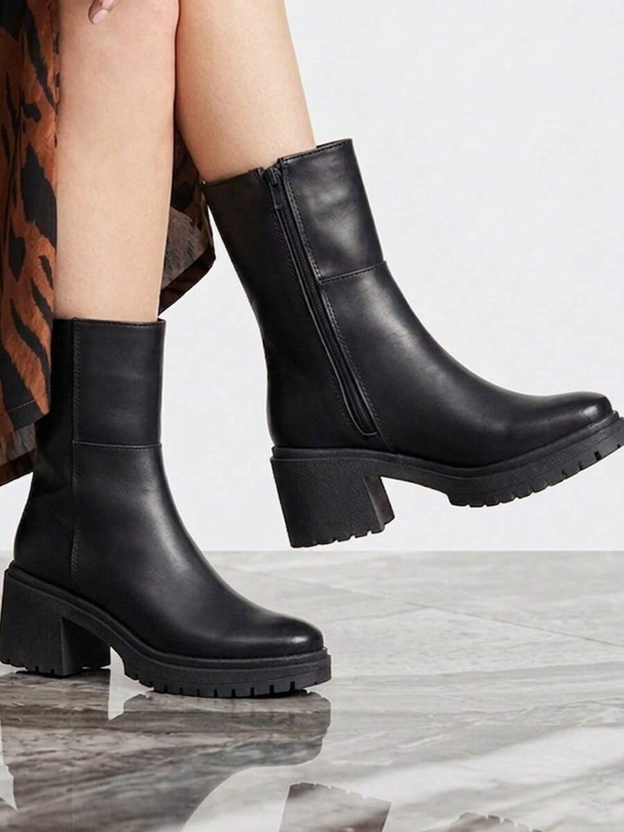 Botines de media altura de suela gruesa y plataforma