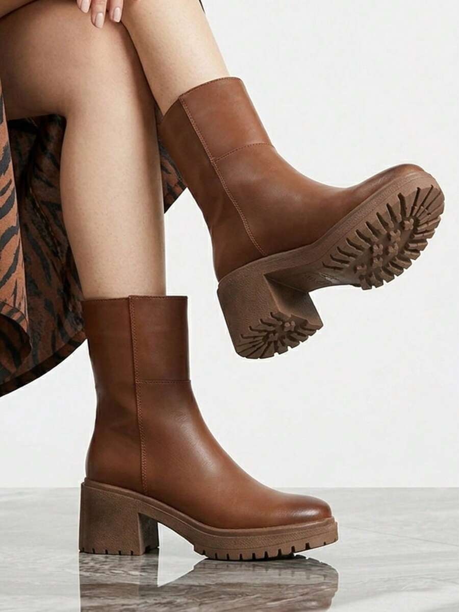 Botines de media altura de suela gruesa y plataforma