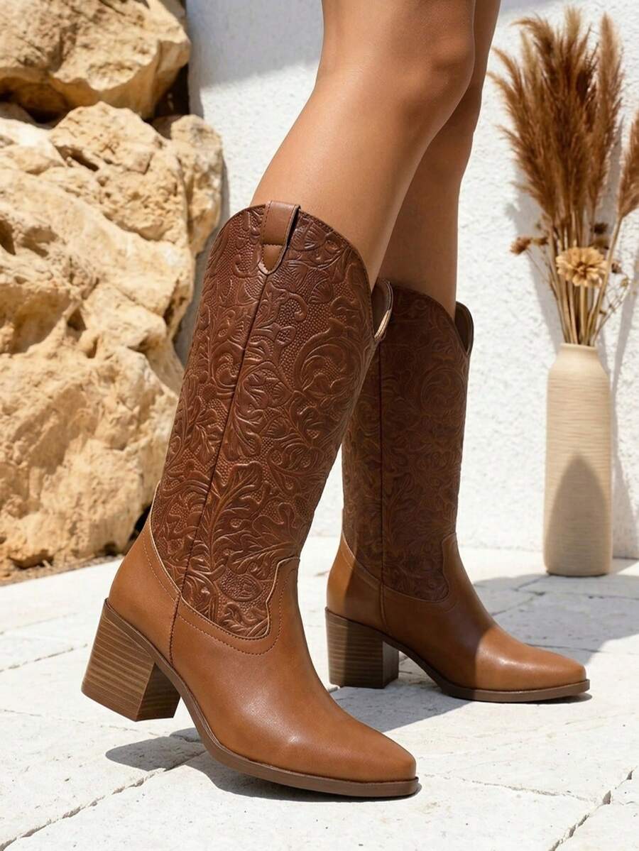 Botas vaqueras con grabado artesanal con tacón bajo