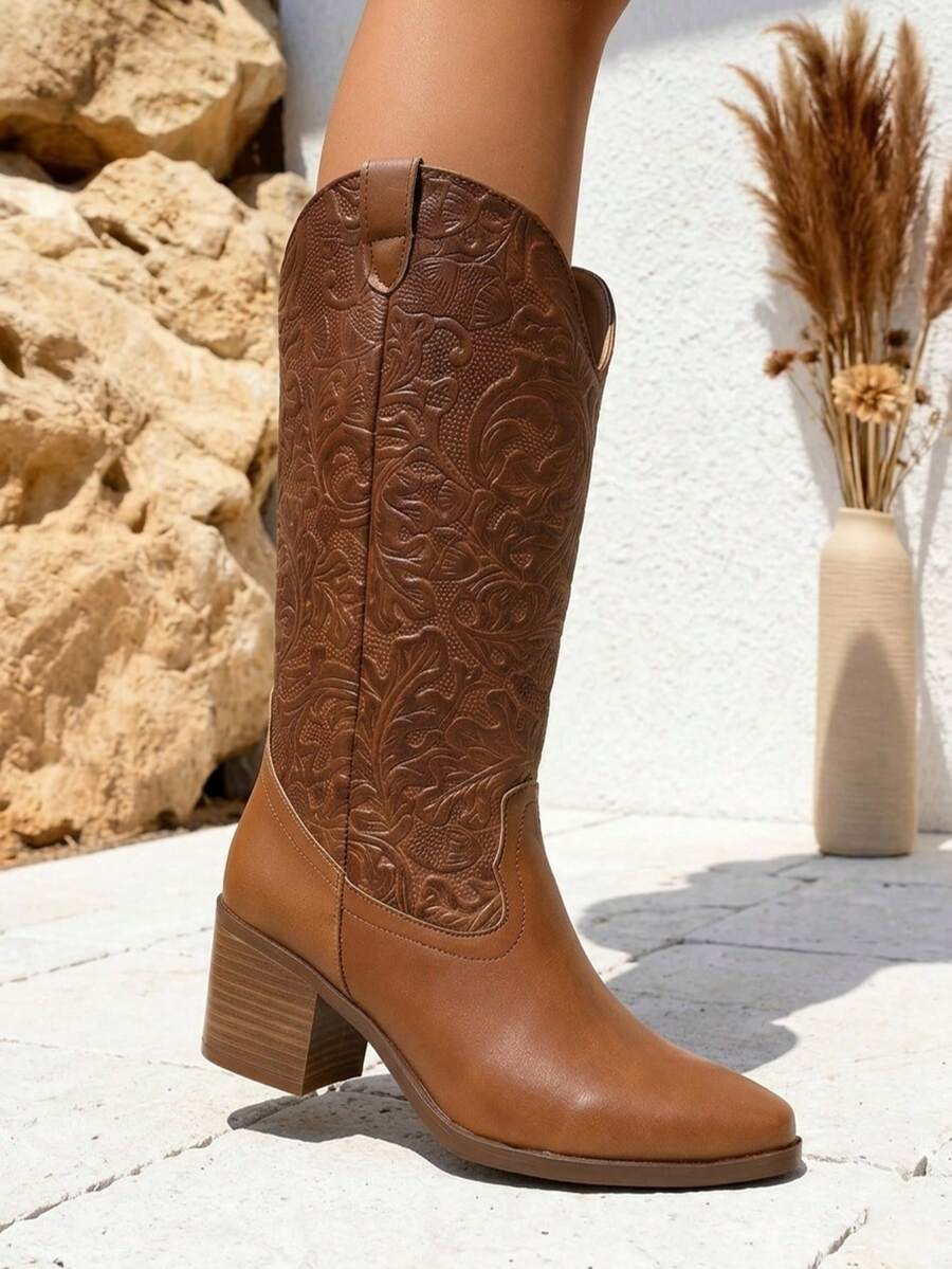 Botas vaqueras con grabado artesanal con tacón bajo