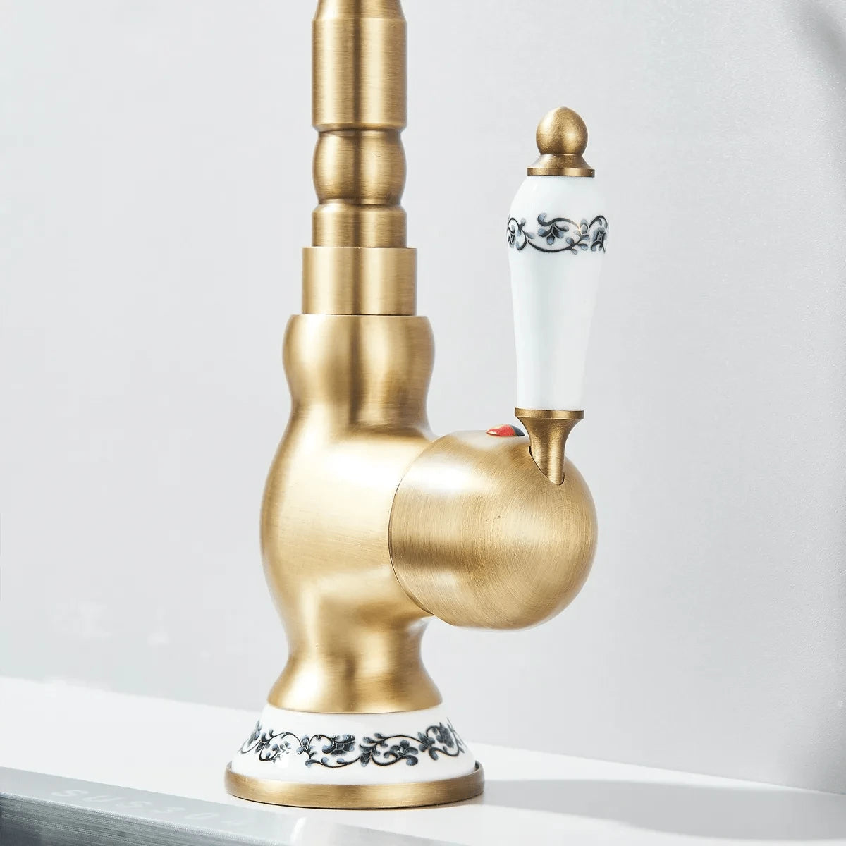 Grifo de baño de latón antiguo
