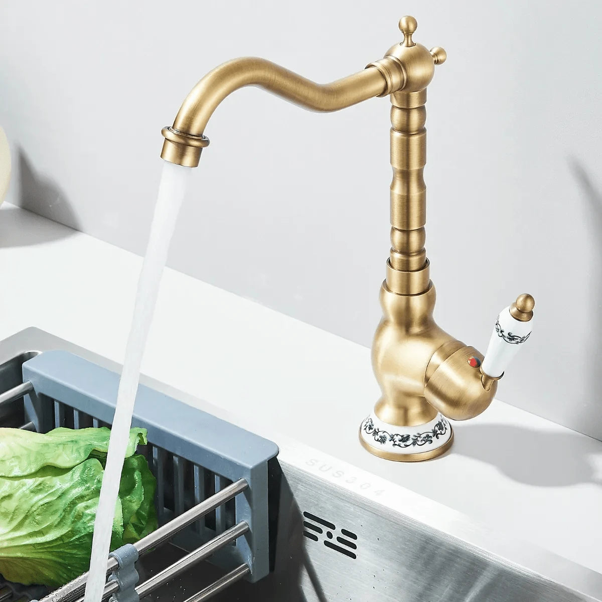 Grifo de baño de latón antiguo
