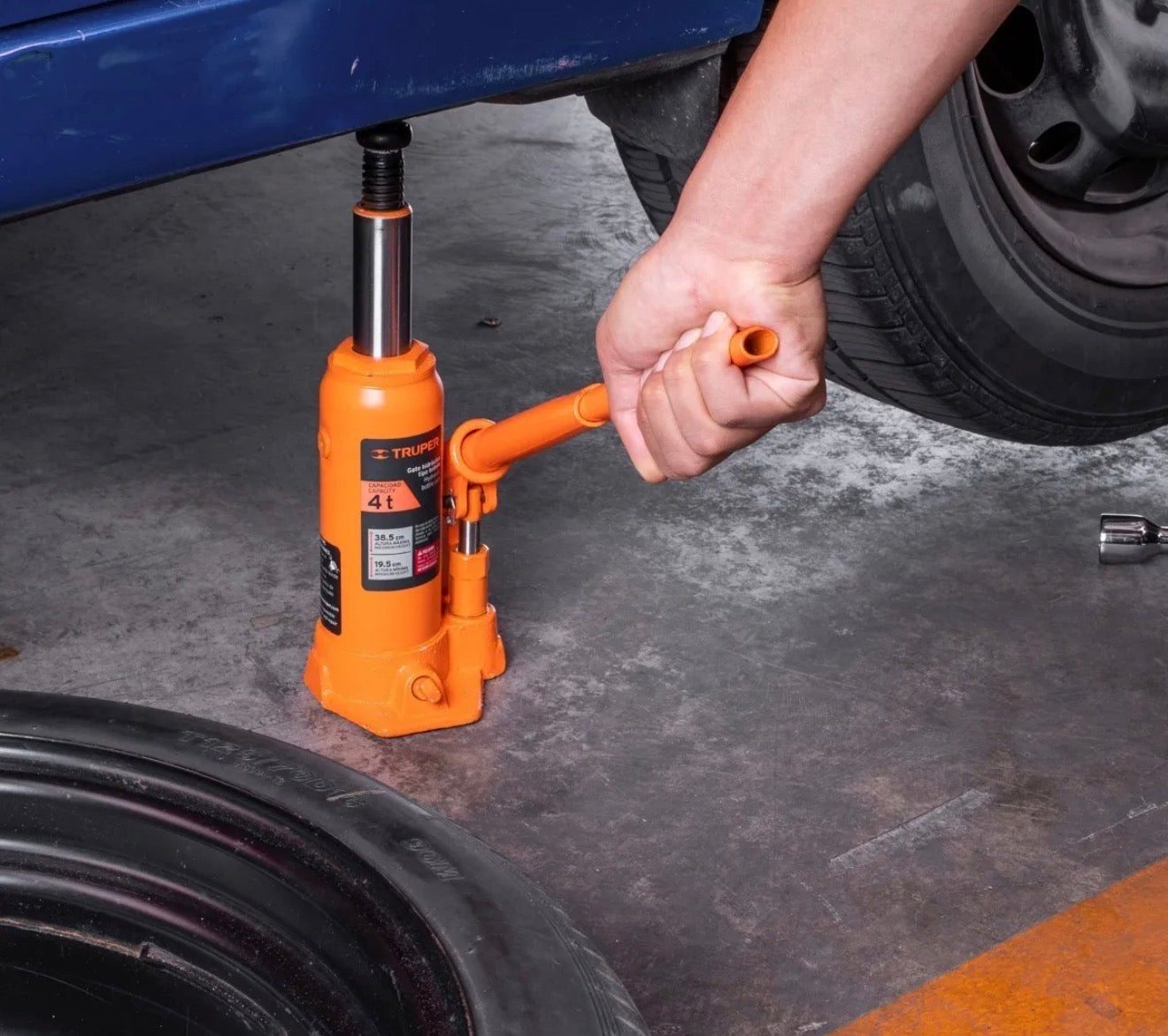 Gato hidráulico tipo botella Truper 4 toneladas