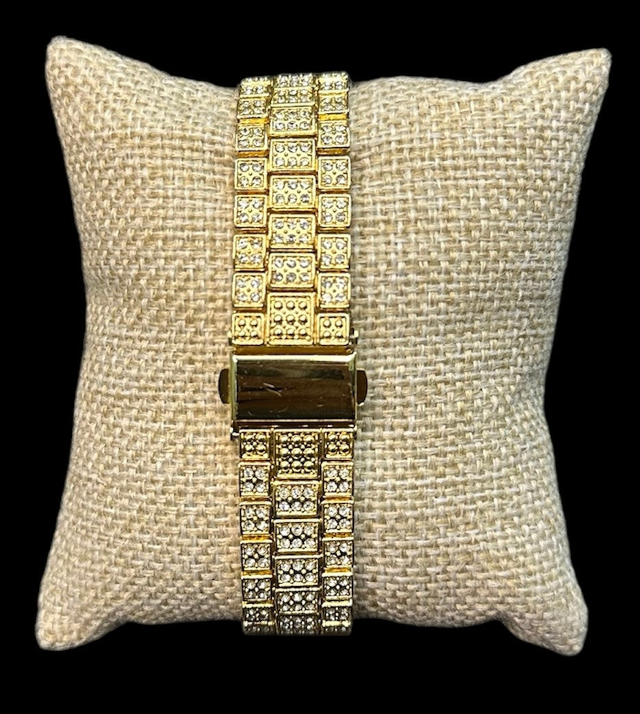 Reloj Dorado Zirconias Fondo Verde