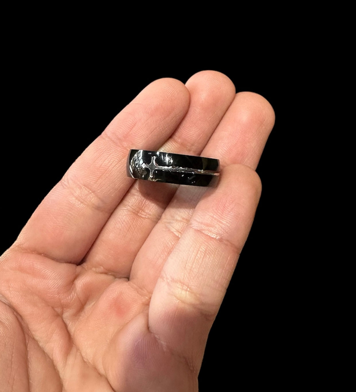 Anillo Negro Redondo Cruz Plata