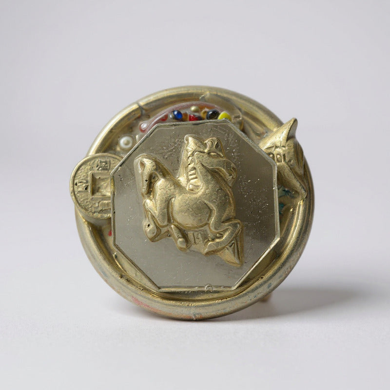 Caballo En Espejo En Argolla Figura De Resina 4.5cm Diametro Dorado Fengshui Line