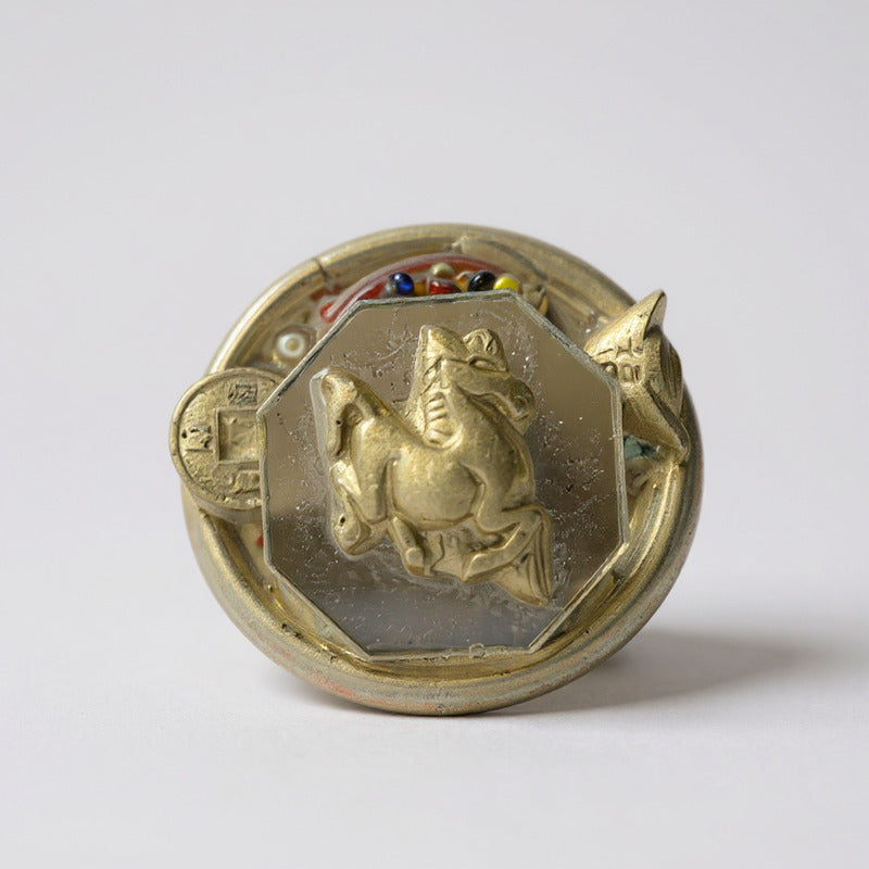 Caballo En Espejo En Argolla Figura De Resina 4.5cm Diametro Dorado Fengshui Line