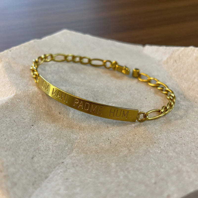Esclava De Tumbaga Grabada Con El Om Mani Padme Hum Dorado 10 Cm 7 Cm