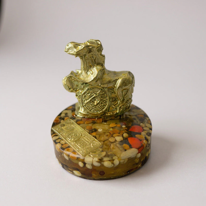 Caballo sobre Semillas de Resina Ámbar | Figura Decorativa