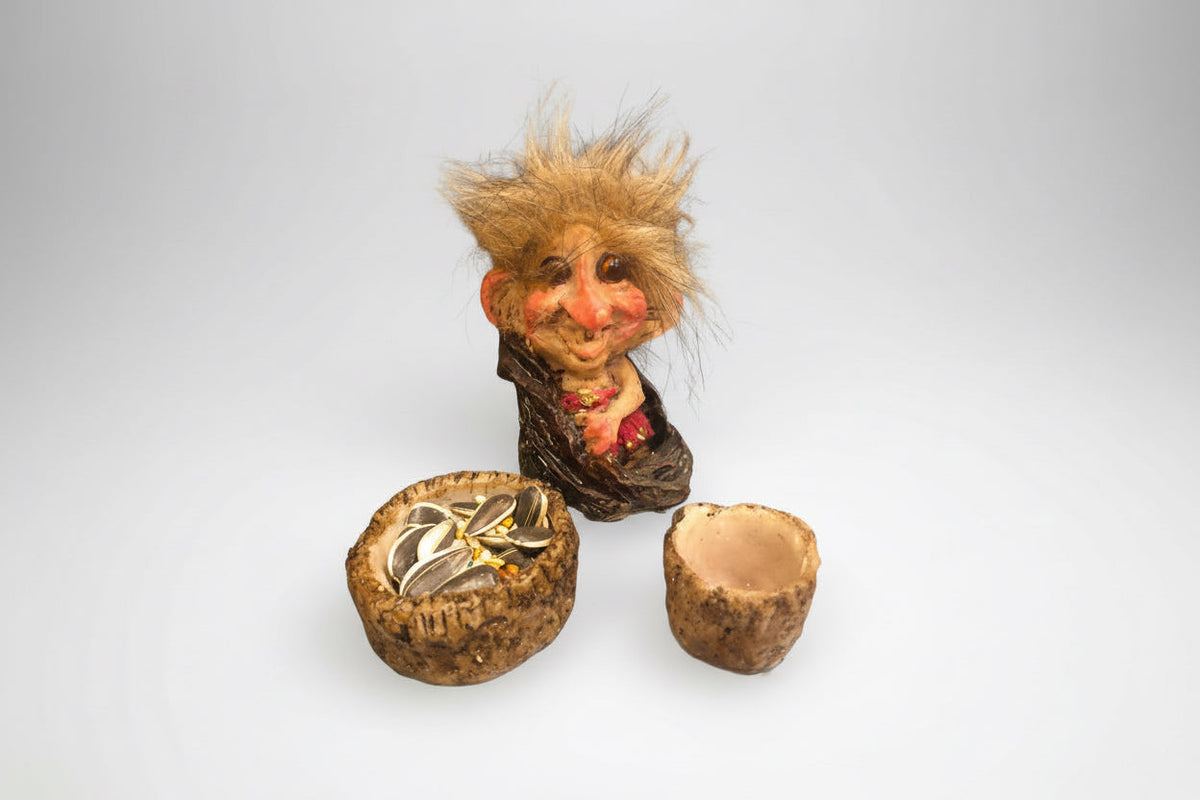 Troll Valentía Y Honestidad +comedero 7 Cm Figura De Resina Cafe Eosa